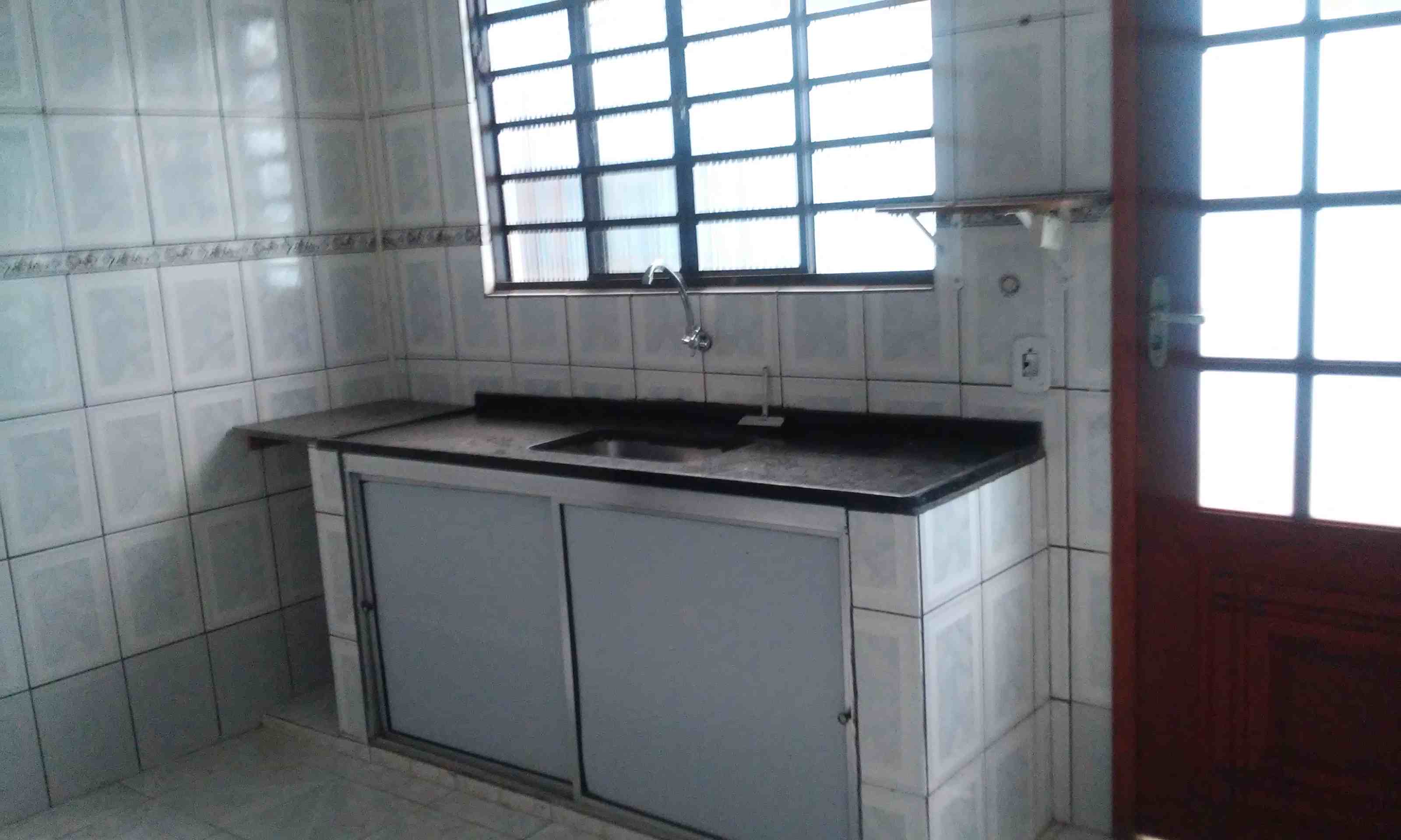 Casa meio lote - otima localização - marafunda - foto 7