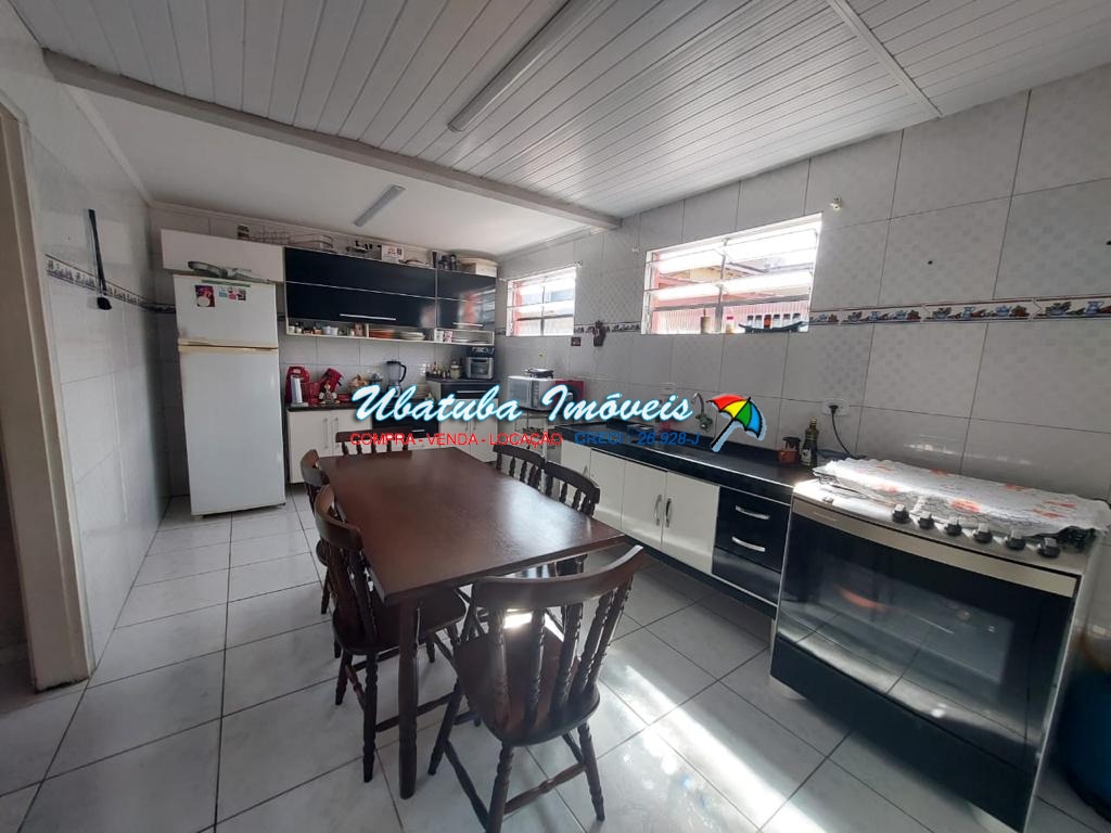Casa bem localizada com 03 dormitórios no centro - foto 9