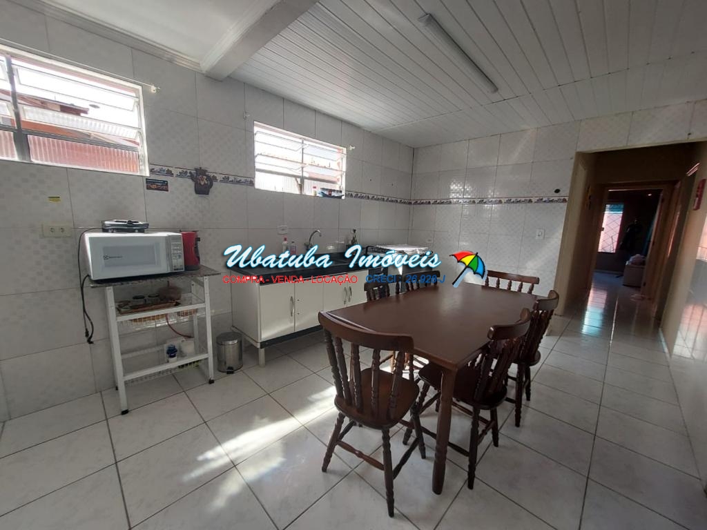 Casa bem localizada com 03 dormitórios no centro - foto 12