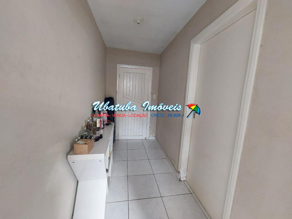 Casa bem localizada com 03 dormitórios no centro - foto 2