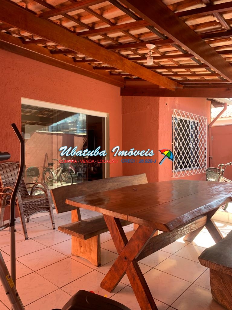 Casa bem localizada com 03 dormitórios no centro - foto 1